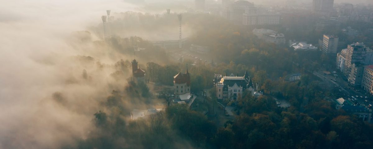 Zdjęcie miasta we mgle/smogu z lotu ptaka
